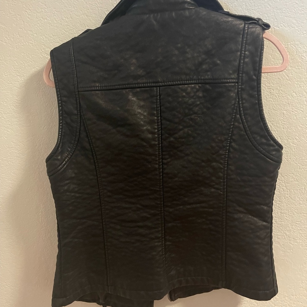 Women leather vest! brand new never used!